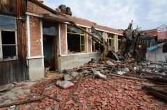 镇政府是否有权力征收土地、拆除违法建筑？