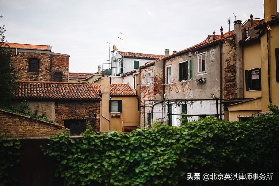 又是签补偿协议又是强拆房屋，村委会这样做，合法吗？